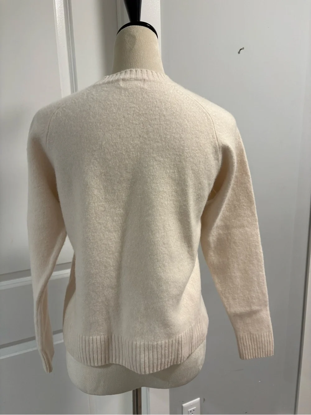 Uniqlo Crewneck Cream Wool Sweater - Picture 7 of 12